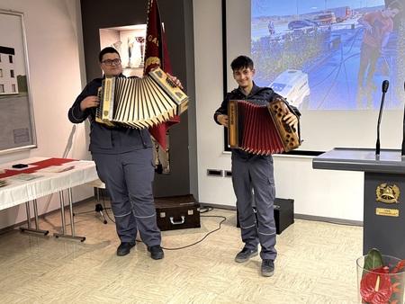 Za dobro vzdušje sta poskrbela domača harmonikaša